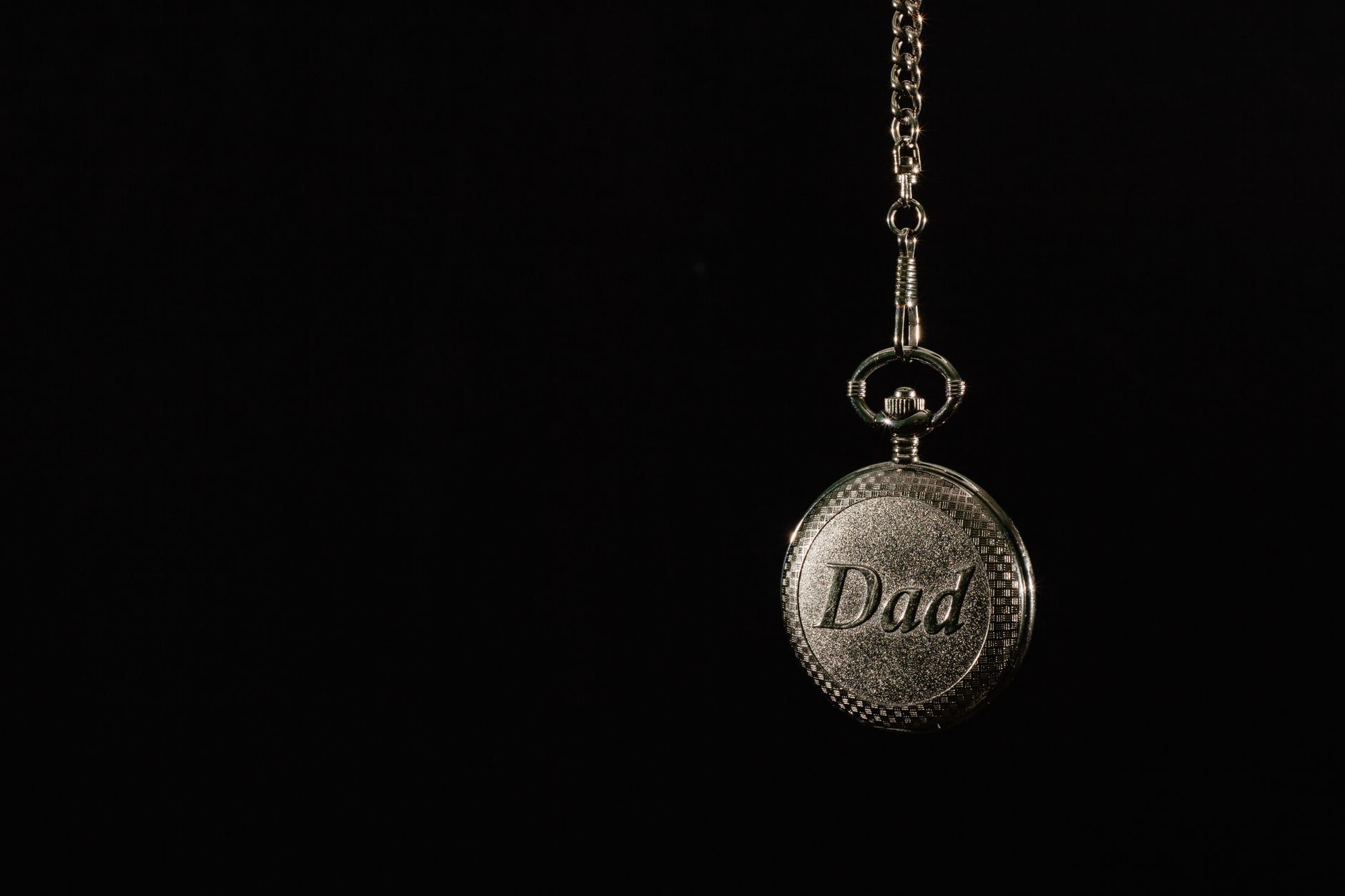 Dia do Pai: pulseiras e porta-chaves em aço para o 19 de março
